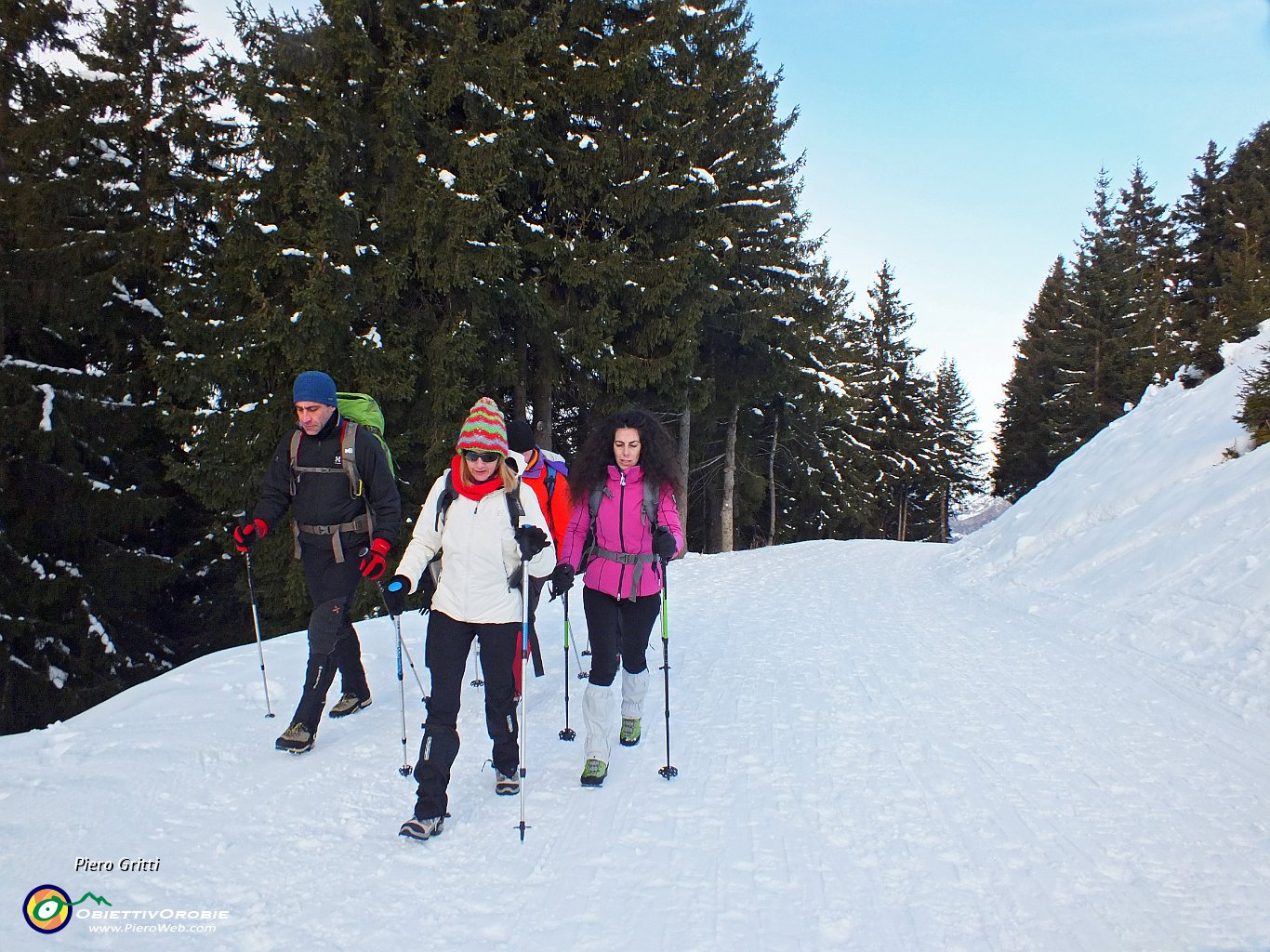 03 Attraversata la pista ci avviamo verso il Rif. Magnolini.JPG